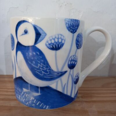 BLUE+WHITE PUFFIN MUG